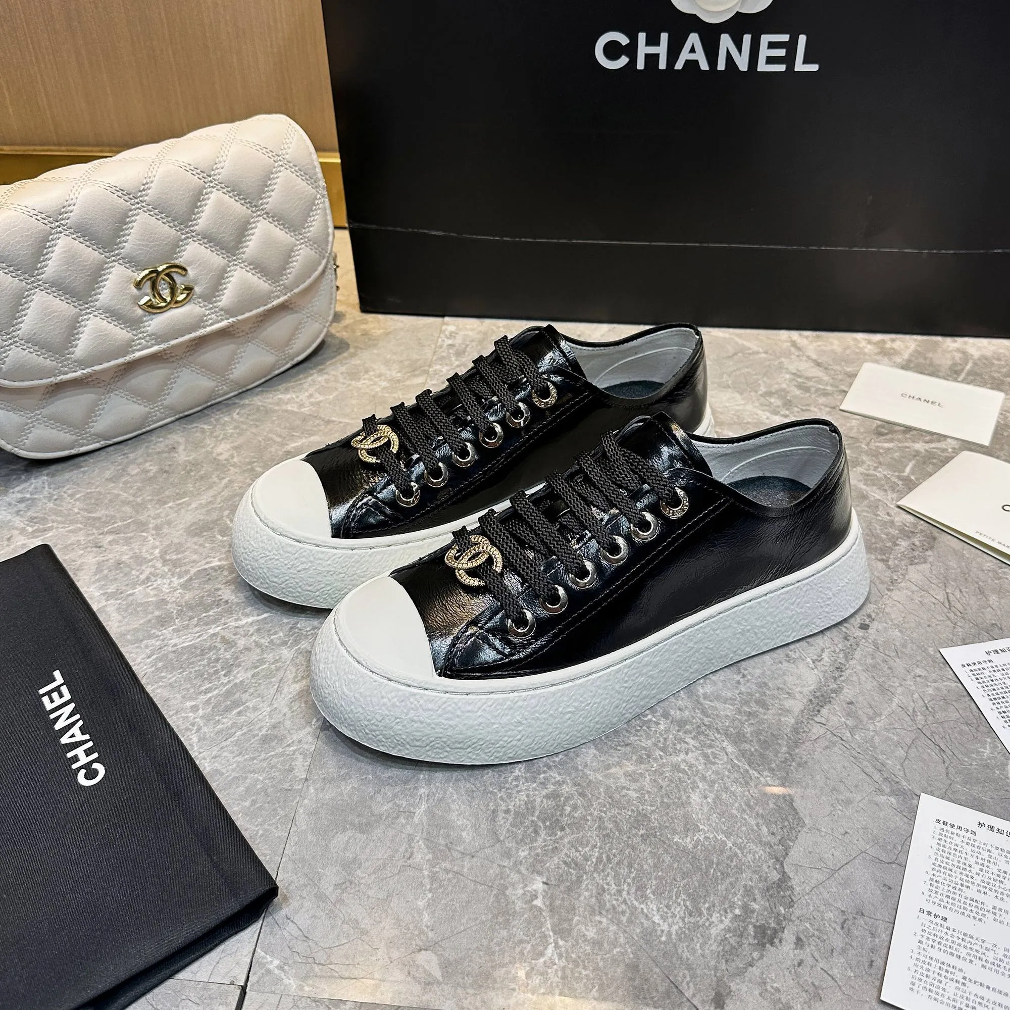 👟👟Ex-factory price 440👟👟 Chanel Chanel - 2024 counter top casual sports shoes This classic design; the upper is electro-embroidered with a variety of craftsmanship; the outsole is fashionable and sporty; it is extraordinary and incorporates a variety of color matching elements... The diversified mix and match is very good-looking and versatile, casual, fashionable, sports and outdoor can be taken into account... ꫛꫀꪝ Go➫ Material: ❶Upper made of: Original imported cowhide ❷Inside made of: original imported breathable sheepskin ❸Outsole based on: original TPU outsole Full set of boutique packaging for women 35–41